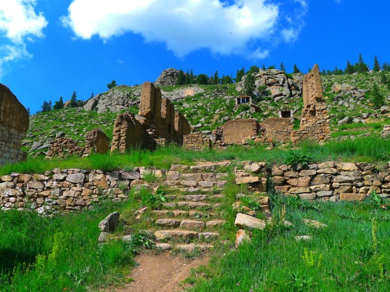 Hiking to Manzushir Monastery