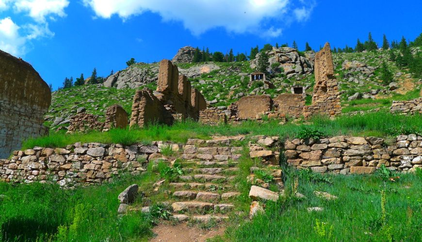 Hiking to Manzushir Monastery